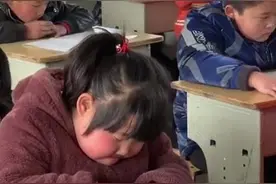一年级小学生上演大型“考试失控”现场，老师：八仙过海各显神通图片