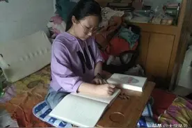 泪崩！瘫痪女孩考上重点大学，学校为母女安排单间还减免四年学费图片