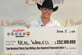 流浪小伙中15亿巨奖到手仅6亿 立马给家人建4栋楼图片