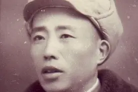 老头到部队看儿子，卫兵拦住不让进，老人：让你们师长跑步来见我图片