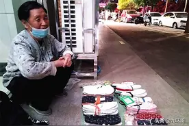 八旬老人郑州街头卖鞋垫，有退休金，三个儿子是博士图片