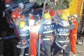 变形车里救出司机图片