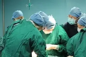 男童腹中有个“寄生胎”，取出后皮肤完整，手足、毛发等清晰可见图片