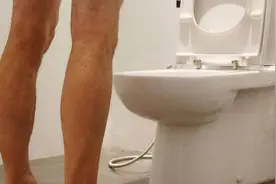 男人上厕所时尿液浓黄，存在一股异味，或许是这4个方面的原因图片