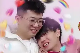 德云社的团宠秦霄贤，被栾云平拍肩鼓励，靠在周九良肩上撒娇图片