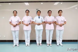 换上新服装，摘下“燕尾帽”淄博市中心医院1300余名护士脱帽换装再出发图片