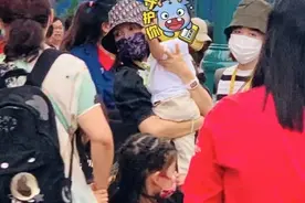 章子怡一家五口同出游，小儿子正面照罕曝光，与汪峰如同复制粘贴图片