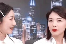 刘涛和薇娅直播首秀，白衬衫扣子崩开，尴尬遮挡无奈表示太有料图片
