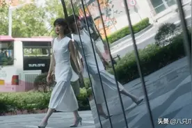 《三十而已》钟晓芹去离婚穿一袭白裙，美回初恋真养眼图片
