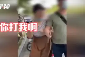 得意至极？女子不戴头盔被查，蹦跳着辱骂挑衅交警图片