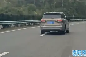 高速路上开斗气车随意变道挡后车 这名司机被罚图片