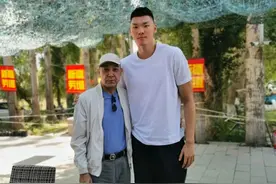 小范同学回家，新疆男篮倾巢而出隆重欢迎，难道一年后有望回归？图片
