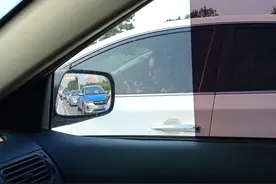 开车等红绿灯的时候你在干什么？图片
