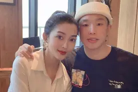 德云社烧饼晒与妻子合照，全家聚餐给老婆庆生，两人颜值差距大图片