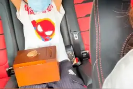 6岁儿子用全部积蓄给妈妈买金手镯，不舍的模样太可爱，妈妈笑翻图片