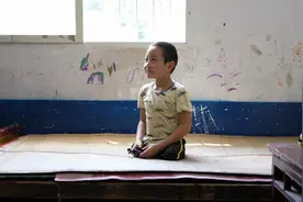 跳小苹果的截肢男孩已能踢足球 妈妈退掉资助：留给更需要的人吧图片