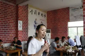 安徽农村大姐卖牛肉汤，歌声吸引客人无数，有人开车数百公里来吃图片