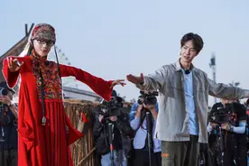 61岁杨丽萍晒街舞视频，戴鸭舌帽配土味音乐，年过花甲想转型？图片