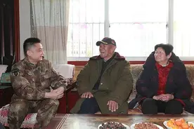 河南省焦作军分区领导看望慰问一等战功将军杨志亮父母图片