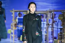 布依民族服饰，非遗复古风也能穿出时尚，超模也在穿哦图片