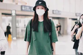 “过气”张小斐现身，墨绿色T恤搭灰色长裤慵懒时髦，姐姐好会穿图片