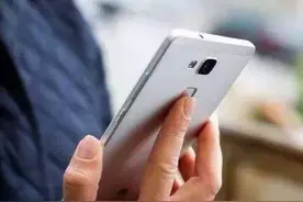 女子丢手机挨个对40多名公交乘客"搜身"，律师:不违法图片