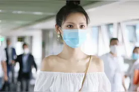 不愧是王思聪的最美前任，把袜子套高跟鞋外，效果还潮到没朋友图片