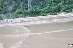 我的小镇，此刻正在大雨中不停的颤抖着，那么无助，那么忧伤图片