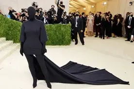 MetGala金卡戴珊诡异全黑蒙面，一出场立马把大家都震住了图片