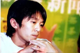 喜剧之王星爷周星驰也有沉默的时候，第四张手势是亮点，神相似啊图片