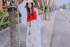 “妲己”温碧霞晒夜上海美景，红色吊带衫秀白皙香肩，越老越有味图片
