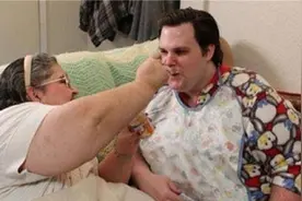 33岁男子成“巨婴”，穿纸尿裤睡婴儿床，智商正常却拒绝长大图片