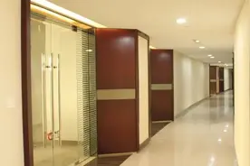 老员工迟到被罚200块，第二天装病不上班，老板：不干就滚！图片