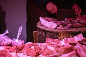 肉摊老板为何不停拿抹布擦肉？内行人说出“猫腻”，大家别上当图片