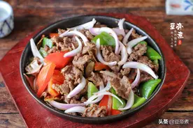 大排档美食第一名的是铁板牛肉，肉质嫩滑爽口味道香，难怪畅销图片