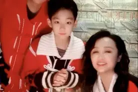 昔日央视主持人曹颖直播，与10岁儿子嘴对嘴亲吻，合适吗？图片
