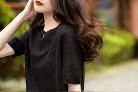 四款夏天衣橱里最聪明的投资衣服｜时尚显瘦气质喷发的的T恤图片