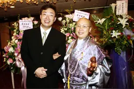 费玉清70岁姐姐披袈裟露面富贵逼人，欠巨债失踪半年终于有下文图片