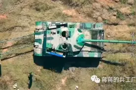 96式底盘装甲抢修车“身强力壮”，拖救淤陷装备“轻而易举”图片