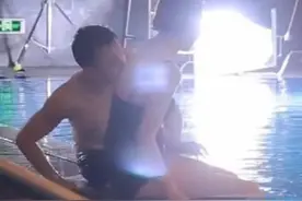 戚薇泳装照牺牲大，同男演员鸳鸯戏水，引起网友热议图片