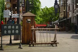 滚铁环跳房子 “五一”玩转重庆两江影视城图片