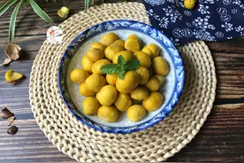 剥板栗时，千万不要直接剥，多加二步，轻松去壳，板栗完整不伤手图片