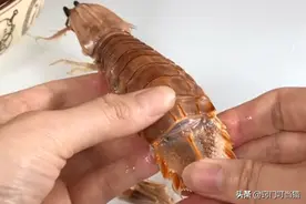 原来皮皮虾剥皮这么简单，一根筷子一撕就去壳，再也不怕扎嘴了图片