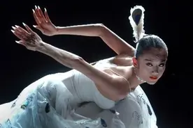 62岁杨丽萍：10年不吃米饭，不生孩子，每年花20万保养指甲图片