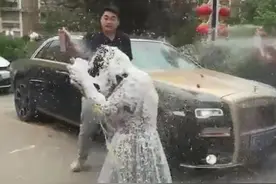 毁三观！山东一新娘被婚闹者当猴耍，新郎视而不见，网友：不能嫁图片