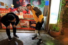 漯河截瘫汉子自制假肢获国家专利 帮助200多名残友重新“行走”图片