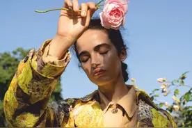 意大利超模奇亚拉·希瑟斯，9月加拿大版《ELLE》农场主题摄影图片