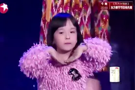 新疆小萝莉现场跳起了新疆舞，最后连三位老师都被请上去了视频封面