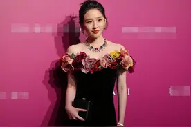 众女星生图比美：唐艺昕小蛮腰惹眼，钟楚曦发型太老，宋轶腰显胖图片