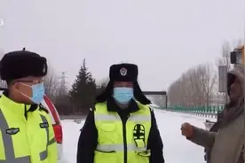 黑龙江暴雪！货车司机被困高速 民警路政风雪中救援图片